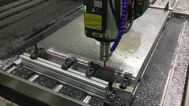 五軸加工中心是怎么加工零件的？